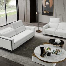 Sofa Chazara in Weiss im Wohnraum